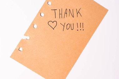 Kahverengi kağıda bir teşekkür notu, beyaz arka planda.