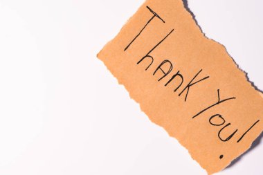 Kahverengi kağıda bir teşekkür notu, beyaz arka planda.