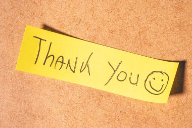 Kahverengi arka planda bir teşekkür notu..