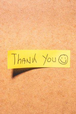 Kahverengi arka planda bir teşekkür notu..