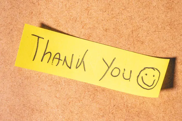 Kahverengi arka planda bir teşekkür notu..