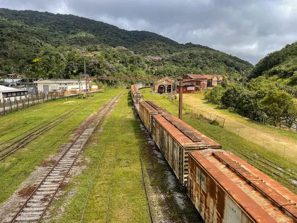 Santo Andre SP Brezilya 'da terk edilmiş bir İngiliz tren istasyonu. 10 Mart 2025.