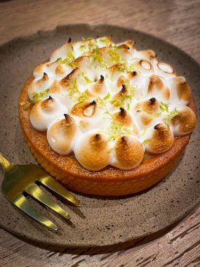 Küçük bir limonlu turtaya yaklaş, altın bir girdapla.