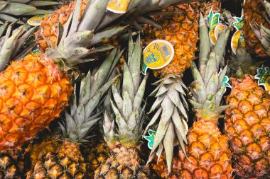 30 Aralık 2024. Brezilya, Sao Paulo 'daki bir süpermarkette bir avuç ananas..