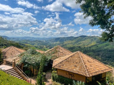 Serra Negra Brezilya 'da güzel manzaralı bir otel ve restoran. 20 Nisan 2025.