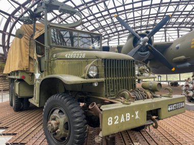 Şubat 4, 2023. Utah Beach, Fransa 'daki müzede eski Amerikan ordu kamyonları..
