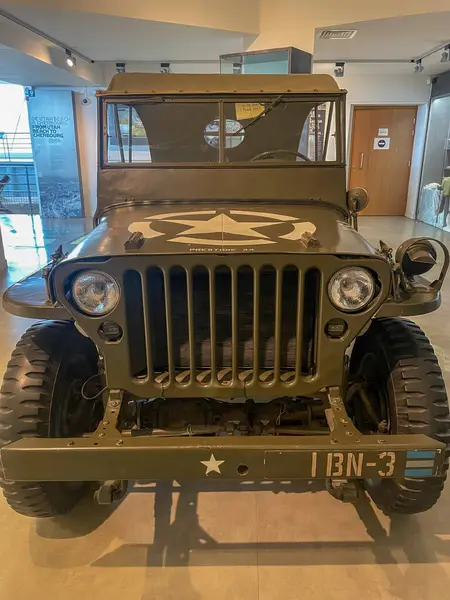 Şubat 4, 2023. Utah Beach, Fransa 'daki müzede eski Amerikan ordu kamyonları..