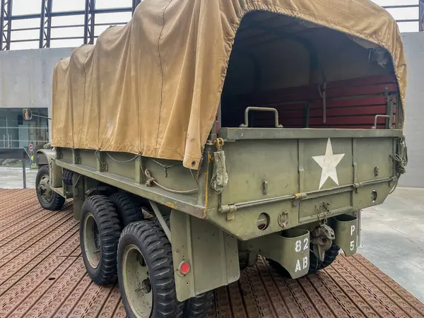 Şubat 4, 2023. Utah Beach, Fransa 'daki müzede eski Amerikan ordu kamyonları..