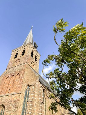 Hollanda 'da küçük bir köyden gelen kilise, T Woudt. 8 Ekim 2022.