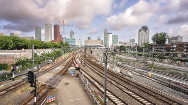 Hollanda 'nın Lahey şehrinin silueti olan Hague Merkez İstasyonu. 4 Haziran 2025.