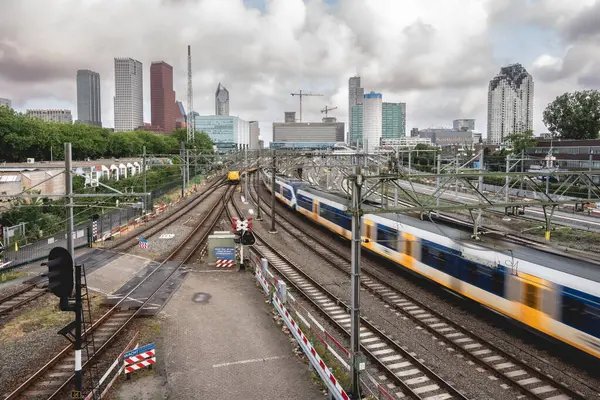 Hollanda 'nın Lahey şehrinin silueti olan Hague Merkez İstasyonu. 4 Haziran 2025.