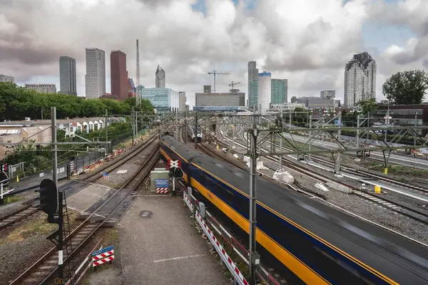 Hollanda 'nın Lahey şehrinin silueti olan Hague Merkez İstasyonu. 4 Haziran 2025.