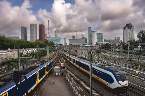 Hollanda 'nın Lahey şehrinin silueti olan Hague Merkez İstasyonu. 4 Haziran 2025.