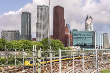 Hollanda 'nın Lahey şehrinin silueti olan Hague Merkez İstasyonu. 4 Haziran 2025.