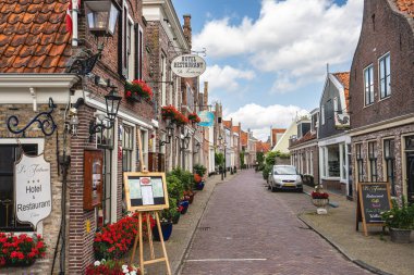 Hollanda, Edam 'daki tipik Hollandalı evleri. 15 Haziran 2025.