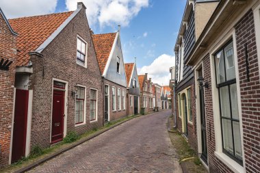 Hollanda, Edam 'daki tipik Hollandalı evleri. 15 Haziran 2025.