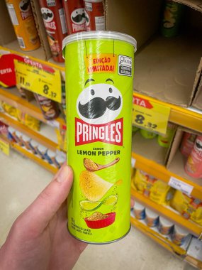 Sao Paulo, Brezilya 'da bir markette Pringles kutusunu tutan bir el. 29 Nisan 2025.