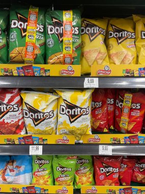 Sao Paulo, Brezilya 'da bir süpermarkette farklı çeşitte Dorito çipleri. 28 Nisan 2025.