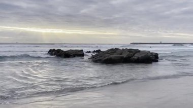 Portekiz, Vila Nova de Gaia 'daki kayalık plajda gün batımı.
