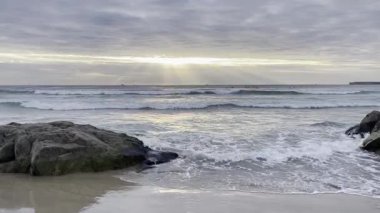 Portekiz, Vila Nova de Gaia 'daki kayalık plajda gün batımı.