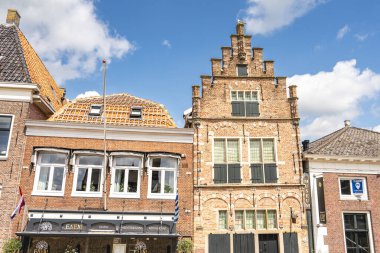 Hollanda, Edam 'daki tipik Hollandalı evleri. 15 Haziran 2025.