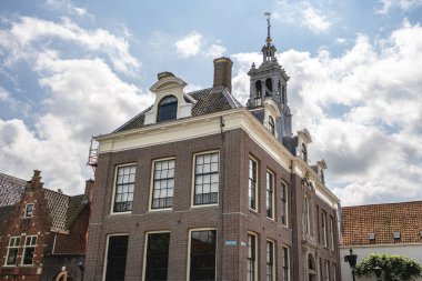 Hollanda, Edam 'daki tipik Hollandalı evleri. 15 Haziran 2025.