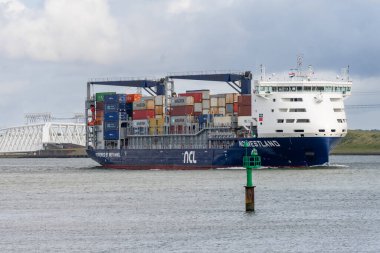 Kargo gemileri ve endüstriyel liman. Botlek, Rozenburg, Hollanda. 6 Haziran 2025.