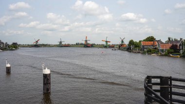 Hollanda, Zaanse Schans 'taki yel değirmenleri ve eski evler. 8 Haziran 2025.
