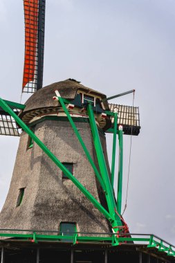 Hollanda, Zaanse Schans 'taki yel değirmenleri ve eski evler. 8 Haziran 2025.