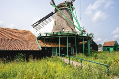 Hollanda, Zaanse Schans 'taki yel değirmenleri ve eski evler. 8 Haziran 2025.