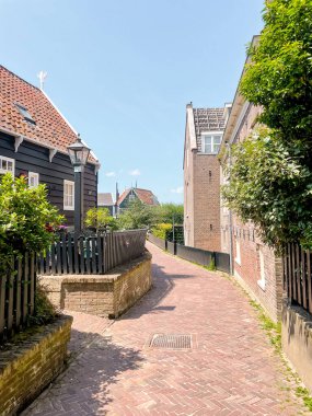 Marken, Hollanda 'daki eski geleneksel evler. 16 Haziran 2025.