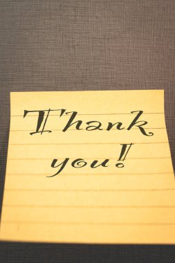 Duvarda asılı bir teşekkür notu.