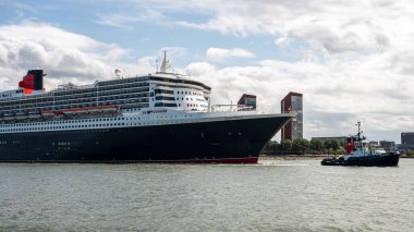 Rotterdam, Hollanda limanından ayrılan dev bir yolcu gemisi. 22 Haziran 2025.