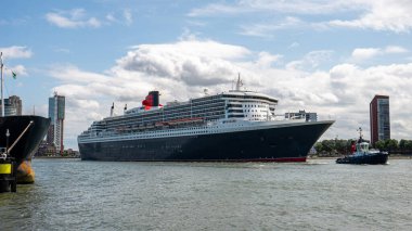 Rotterdam, Hollanda limanından ayrılan dev bir yolcu gemisi. 22 Haziran 2025.