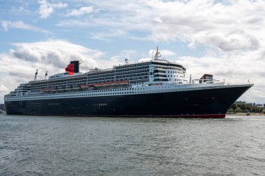 Rotterdam, Hollanda limanından ayrılan dev bir yolcu gemisi. 22 Haziran 2025.