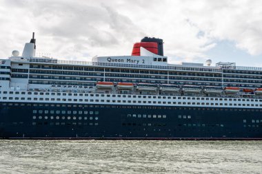 Rotterdam, Hollanda limanından ayrılan dev bir yolcu gemisi. 22 Haziran 2025.