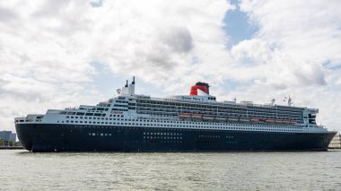 Rotterdam, Hollanda limanından ayrılan dev bir yolcu gemisi. 22 Haziran 2025.
