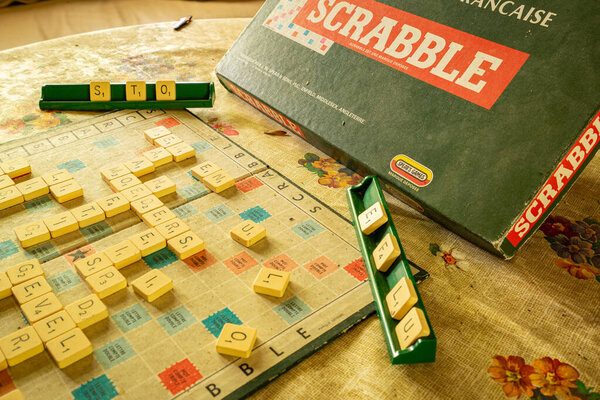 Очень старая версия игры Scrabble. Льеж Бельгия. 14 июня 2025 года.