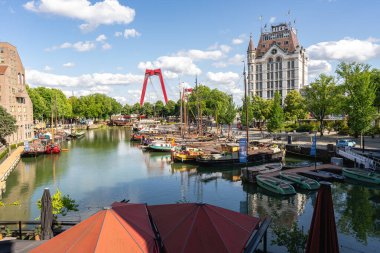 Rotterdam, Hollanda 'daki ünlü binalar. 22 Haziran 2025.