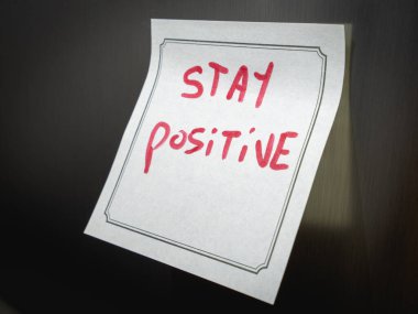 Buzdolabına asılan yapışkan bir nota pozitif bir mesaj..