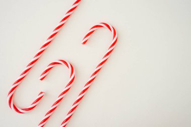 Beyaz arka planda Noel süsü. Noel Kaplaması, arkaplan.