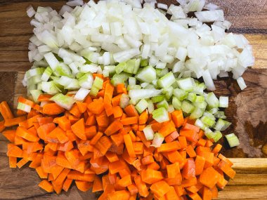 Havuç, kereviz ve soğan, tahta kesme tahtasında. İtalyan yemeği..