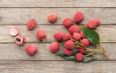 Tahta masanın üzerinde kesilmiş meyveli likörler..