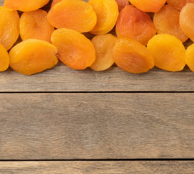 Kurumuş kayısılar ahşap masa üzerinde fotokopi alanı ile.