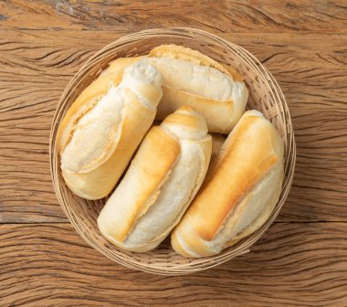 Fransız ekmeği, tuzlu ekmek ya da ahşap masanın üzerinde bir sepetin içinde tabanca..