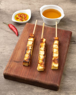 Tahtada ızgara Rennet ya da Coalho peyniri ve şeker şurubu..