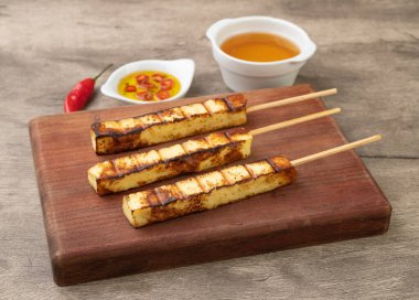 Tahtada ızgara Rennet ya da Coalho peyniri ve şeker şurubu..