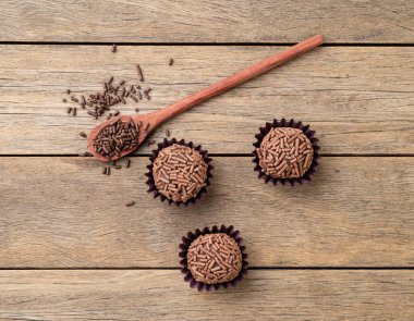 Tipik Brezilya Çikolata Tugayları Ahşap masanın üstünde.