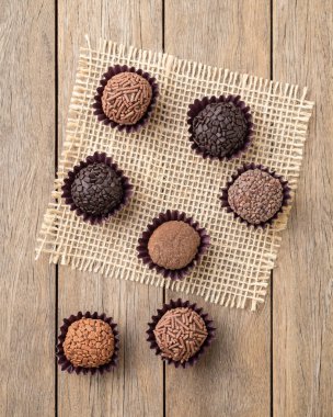 Tipik Brezilya tugayları, ahşap masa üzerinde çeşitli tatlar..