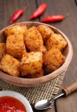 Tapyoka zarları, tipik kuzeydoğu Brezilya yemekleri, ahşap masa üzerinde kırmızı biber şurubu..